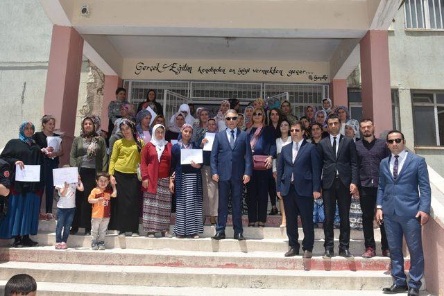 Hakkari de okur-yazar belgesi alan kadınların hedefi ilkokul diploması 4
