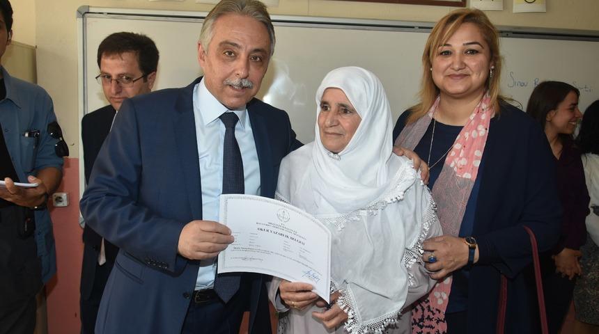 Hakkari'de okur-yazar belgesi alan kadınların hedefi ilkokul diploması