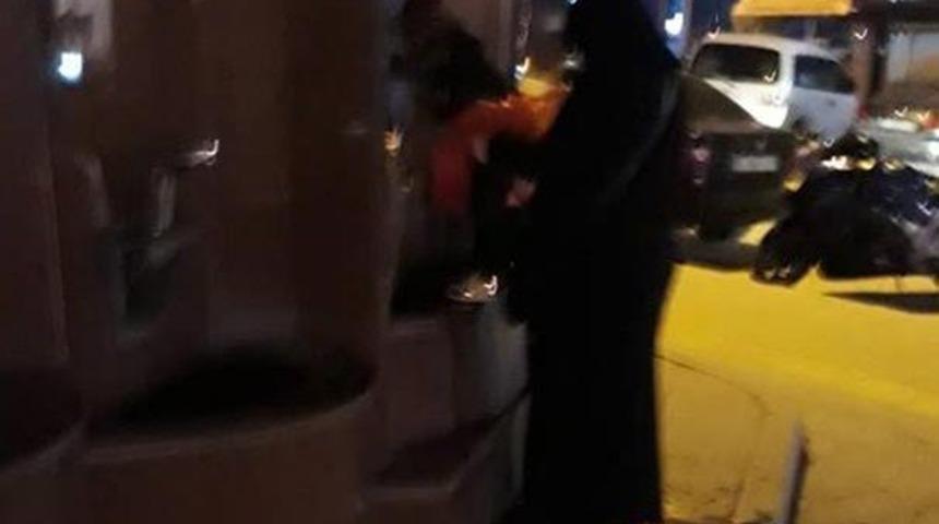 Su içilen çeşmeye çişini yaptı! Sosyal medyada tepki yağıyor