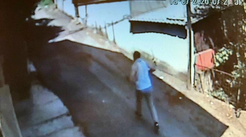 Karab&uuml;k'te hareketli dakikalar! 'Dur' ihtarına uymadı: Ara&ccedil;taki iki kadını bırakıp ka&ccedil;maya başladı...