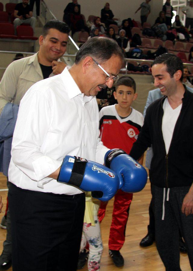 Bakan Özhaseki'den kick boks şampiyonu damadına madalya