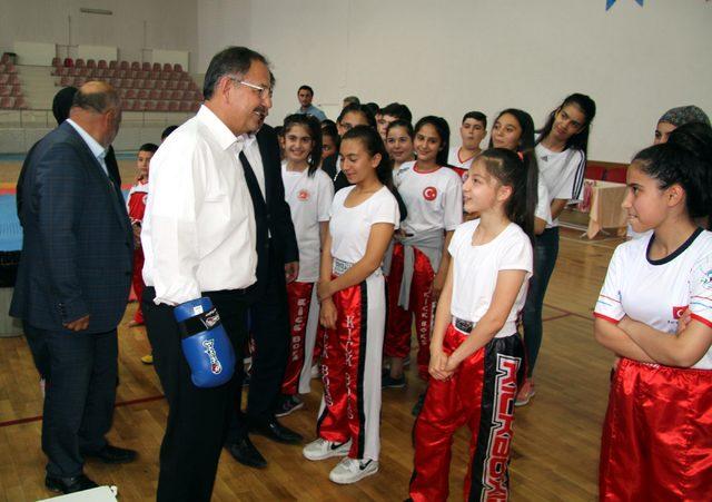 Bakan Özhaseki'den kick boks şampiyonu damadına madalya