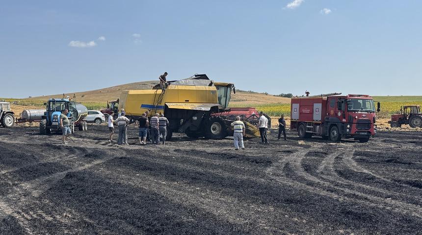 Edirne'de bi&ccedil;erd&ouml;verden buğday tarlasına sı&ccedil;rayan yangın s&ouml;nd&uuml;r&uuml;ld&uuml;