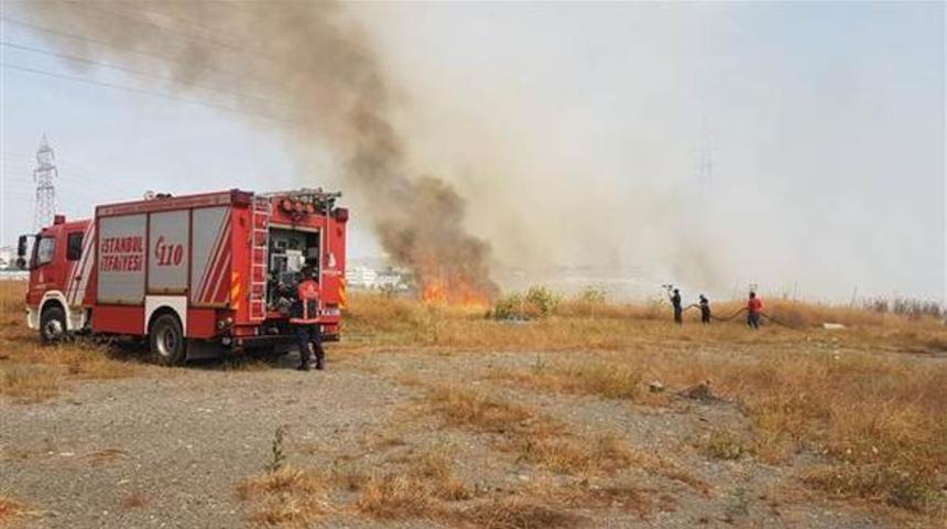Son dakika! Avcılar'da E-5 kenarında yangın!