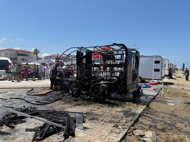 Sakarya da sahilde çıkan yangında karavan ve motosiklet kullanılamaz hale geldi 1