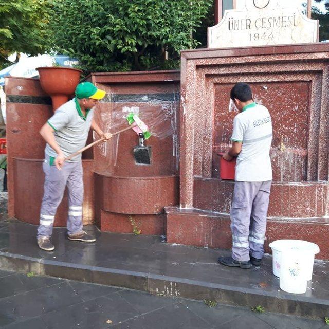 Annesinin kızına çişini yaptırdığı çeşmeyi belediye temizledi