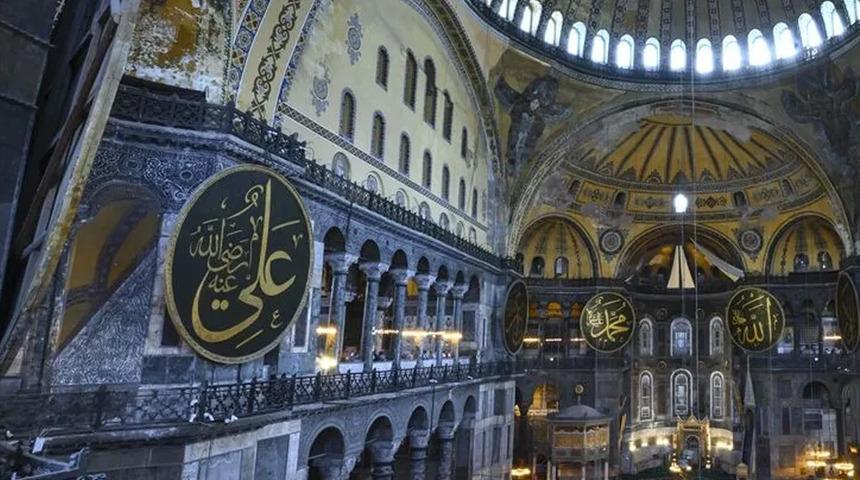 Ayasofya'da y&uuml;ksek sesle İncil okuyan 2 kişi g&ouml;zaltına alındı!