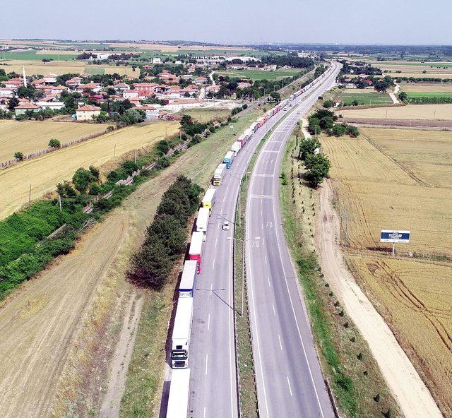 Kapıkule'de 15 kilometre TIR kuyruğu