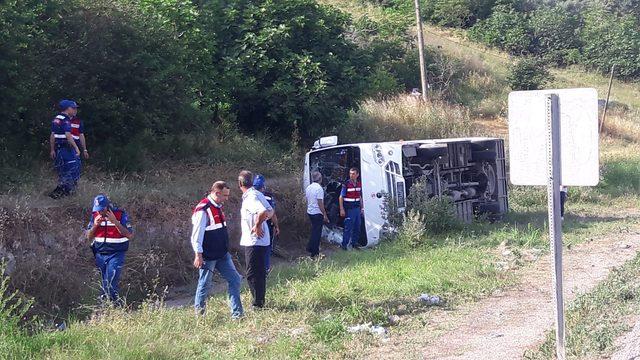 Bursa'da servis midibüsü şarampole devrildi: 9 yaralı