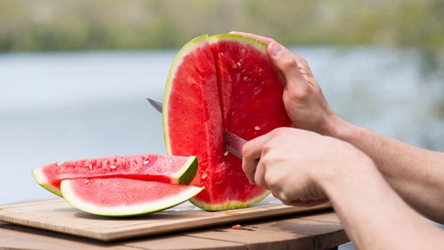 Karpuzu meğer herkes yanlış kesiyormuş! Doğru yöntem açıklandı