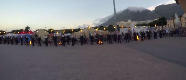 Herkesin gözü önünde kendilerini ateşe verdiler! 32 kişi alev alev yandı! G1