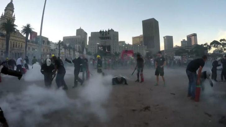 Herkesin gözü önünde kendilerini ateşe verdiler! 32 kişi alev alev yandı! G4