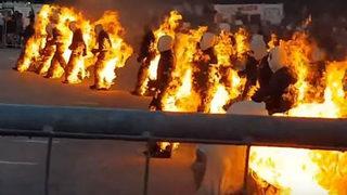 Herkesin gözü önünde kendilerini ateşe verdiler! 32 kişi alev alev yandı!