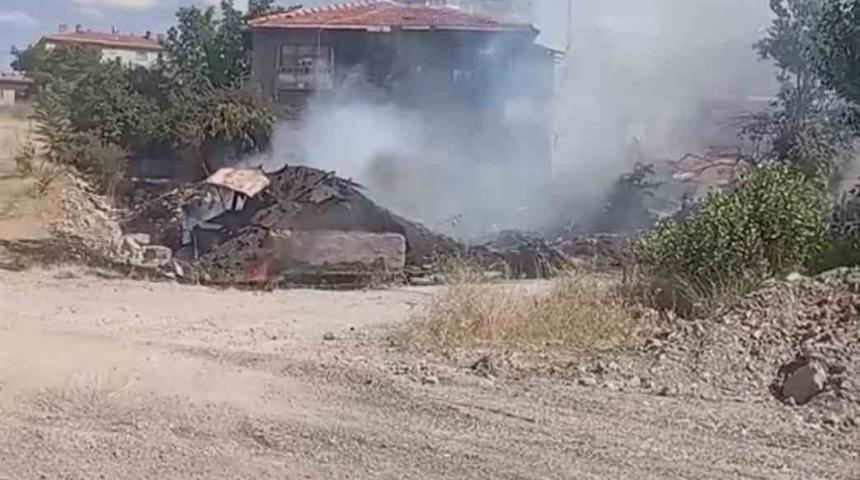 Ankara&rsquo;da otları temizlemek i&ccedil;in yakılan ateş eve sı&ccedil;radı