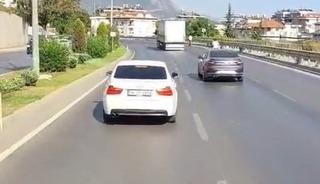Alanya&rsquo;da itfaiyeye yol vermeyen s&uuml;r&uuml;c&uuml; cep telefonu kamerasında