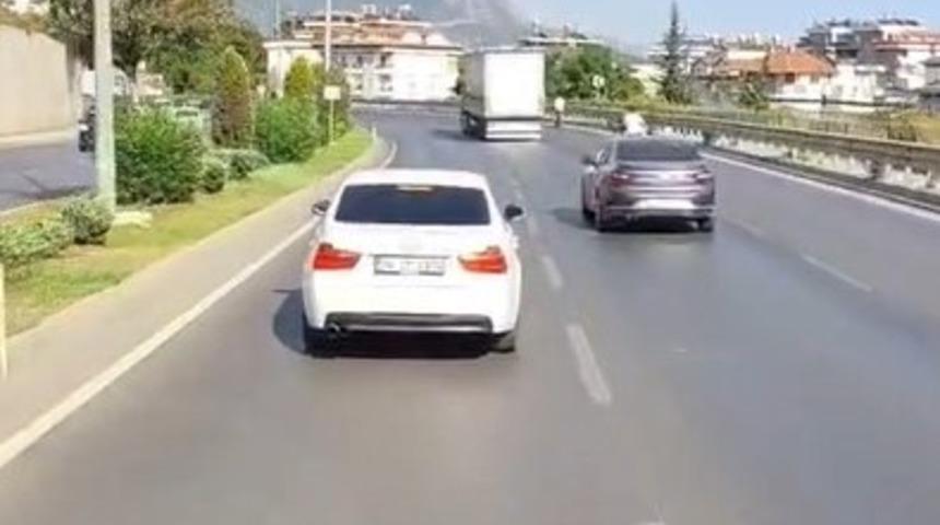 Alanya&rsquo;da itfaiyeye yol vermeyen s&uuml;r&uuml;c&uuml; cep telefonu kamerasında