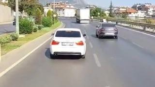Alanya’da itfaiyeye yol vermeyen sürücü cep telefonu kamerasında
