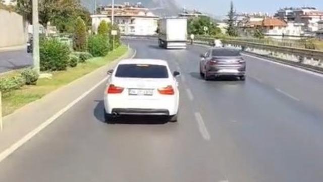 Alanya’da itfaiyeye yol vermeyen sürücü cep telefonu kamerasında