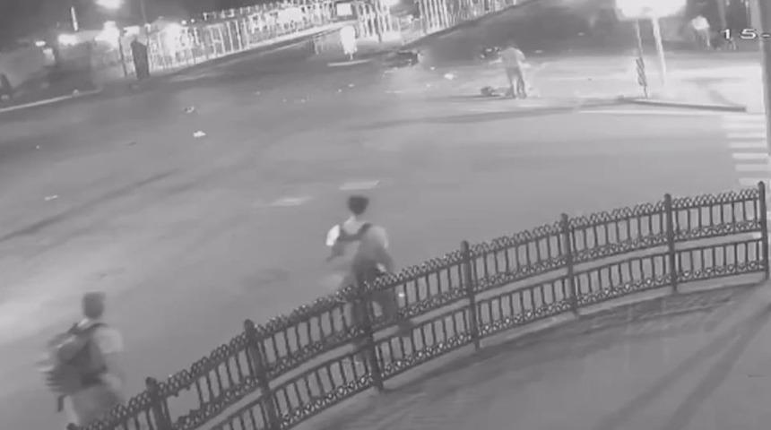 Sakarya'da 1 kişinin hayatını kaybettiği kaza anı g&uuml;venlik kamerasına yansıdı