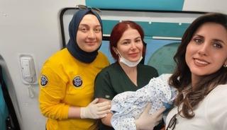 Hastaneye sevk edilen hamile kadın ambulansta doğum yaptı
