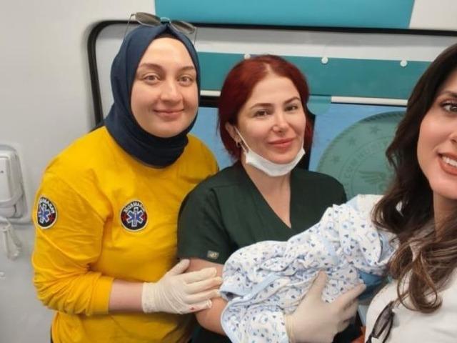 Hastaneye sevk edilen hamile kadın ambulansta doğum yaptı