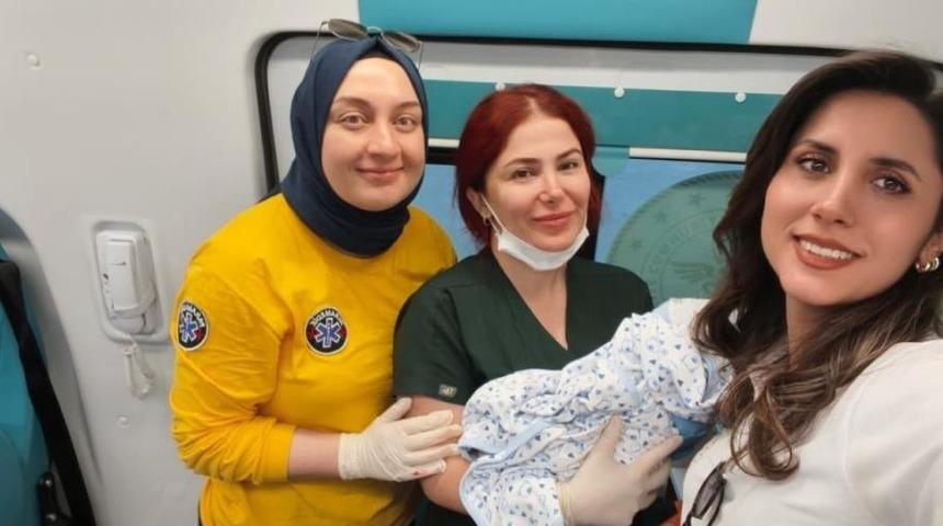 Hastaneye sevk edilen hamile kadın ambulansta doğum yaptı