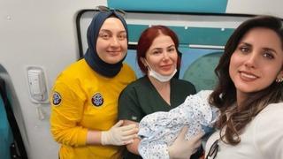 Hastaneye sevk edilen hamile kadın ambulansta doğum yaptı