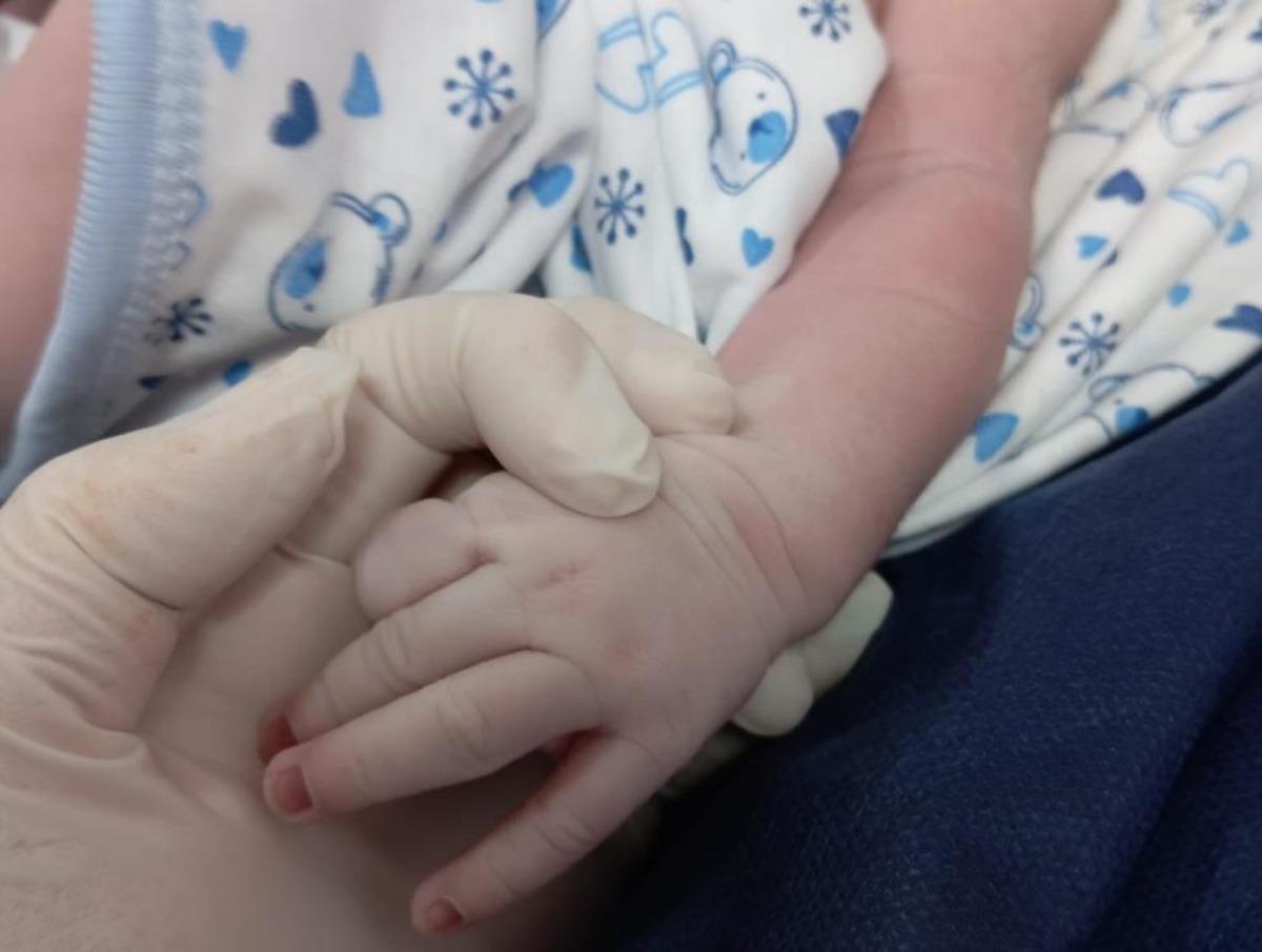 Hastaneye sevk edilen hamile kadın ambulansta doğum yaptı 1