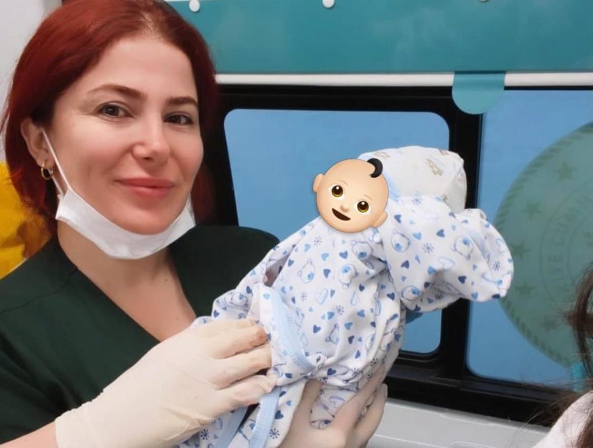 Hastaneye sevk edilen hamile kadın ambulansta doğum yaptı 2