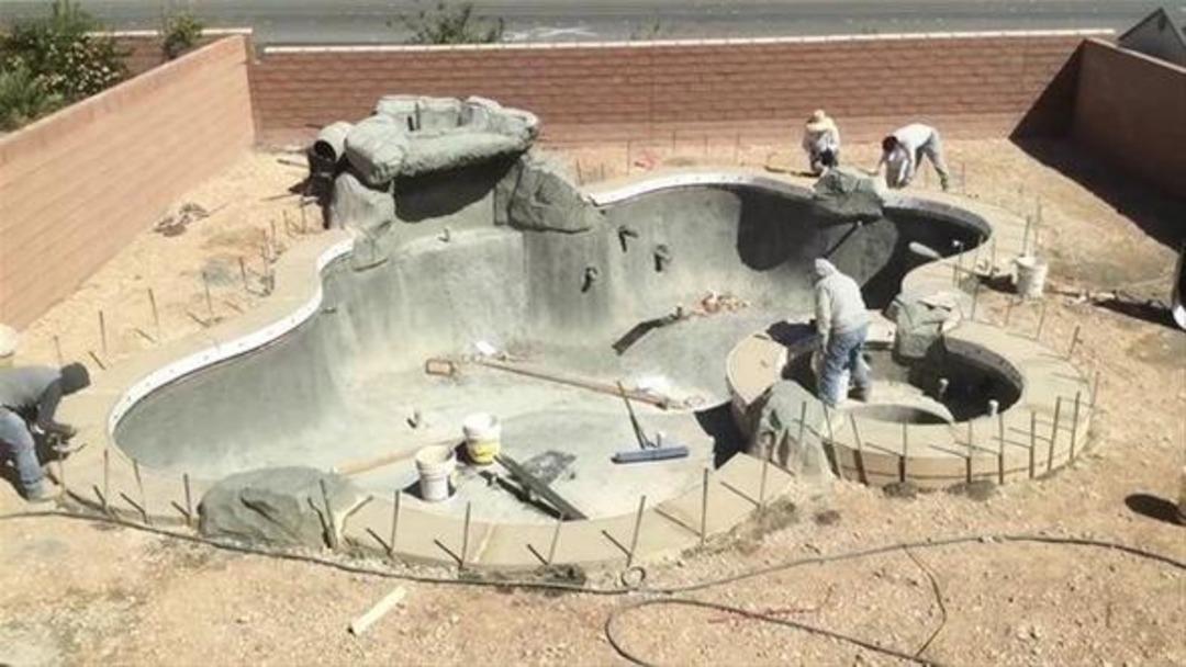 Evinin bah&ccedil;esine b&ouml;yle havuz yaptı 