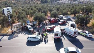 Son dakika: &Ccedil;anakkale-İzmir karayolunda can pazarı: 4 aracın karıştığı kazada 4 kişi yaralandı