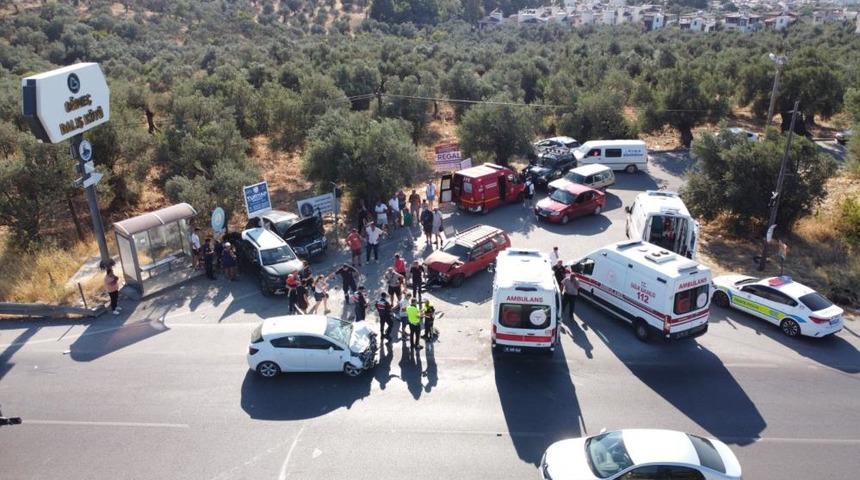 &Ccedil;anakkale-İzmir karayolunda can pazarı: 4 aracın karıştığı kazada 4 kişi yaralandı