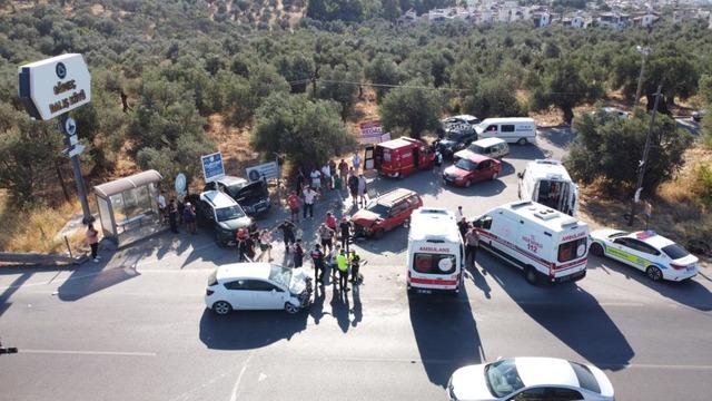 Çanakkale-İzmir karayolunda can pazarı: 4 aracın karıştığı kazada 4 kişi yaralandı