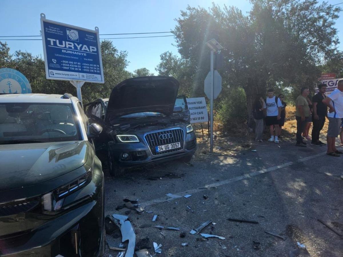 &Ccedil;anakkale-İzmir karayolunda can pazarı: 4 aracın karıştığı kazada 4 kişi yaralandı 2