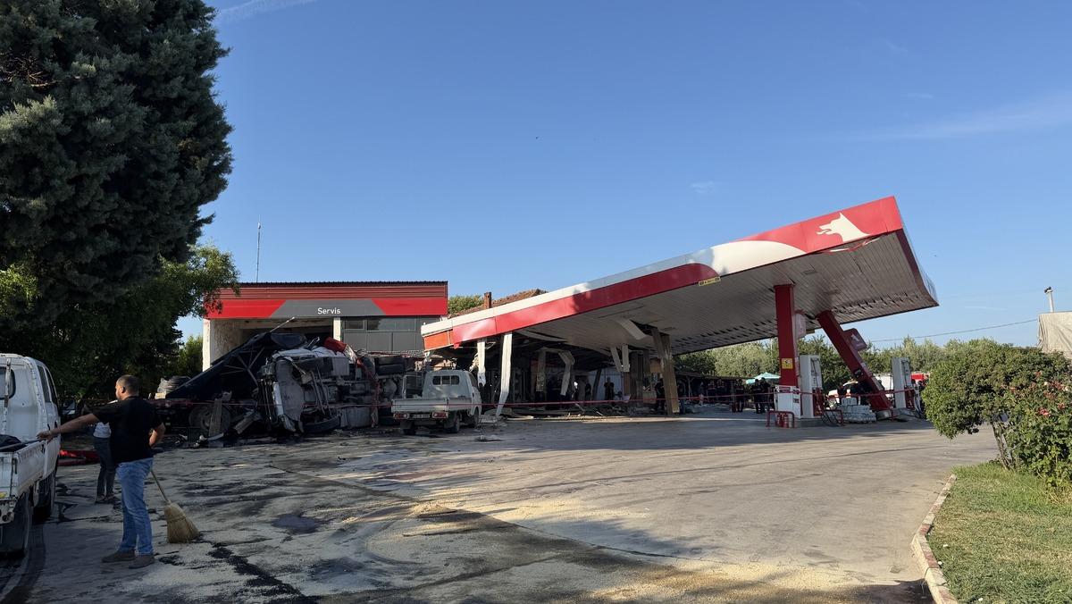 Bursa da feci kaza! K&ouml;m&uuml;r y&uuml;kl&uuml; tır akaryakıt istasyonuna daldı: 1 &ouml;l&uuml; 1