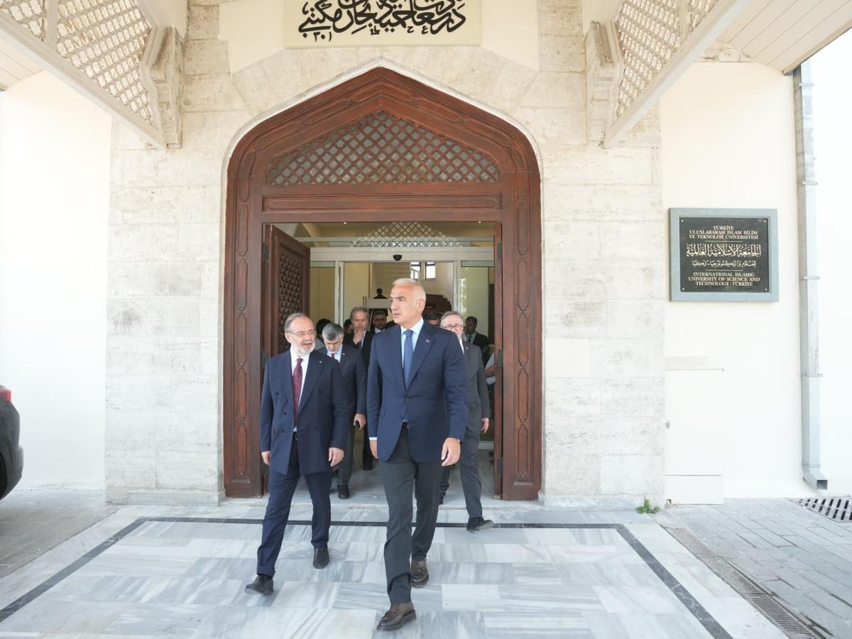 Bakan Ersoy: Medeniyet birikimimizi ilimle buluşturan &ccedil;alışmaları memnuniyetle takip ediyoruz 6