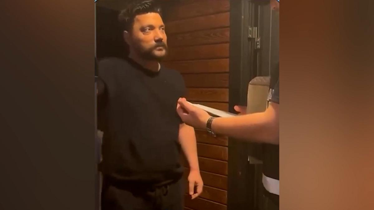 Oğuzhan Uğur&rsquo;un kapısında yaşananlar ortaya &ccedil;ıktı: Polis kararı b&ouml;yle a&ccedil;ıkladı 1