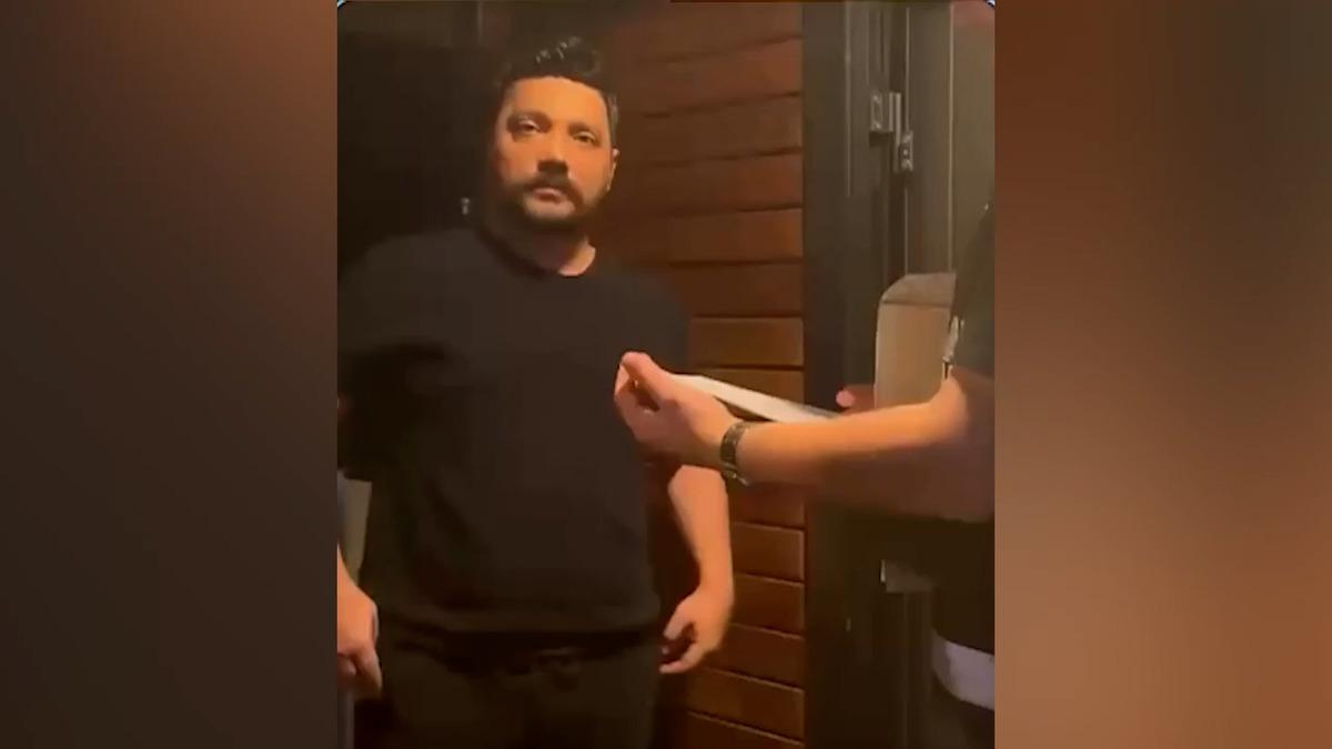 Oğuzhan Uğur&rsquo;un kapısında yaşananlar ortaya &ccedil;ıktı: Polis kararı b&ouml;yle a&ccedil;ıkladı 5