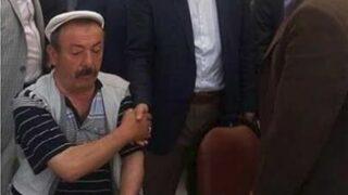 AK Parti'li vekille tokalaşırken oyun oynayan vatandaşın fotoğrafı büyük ilgi gördü