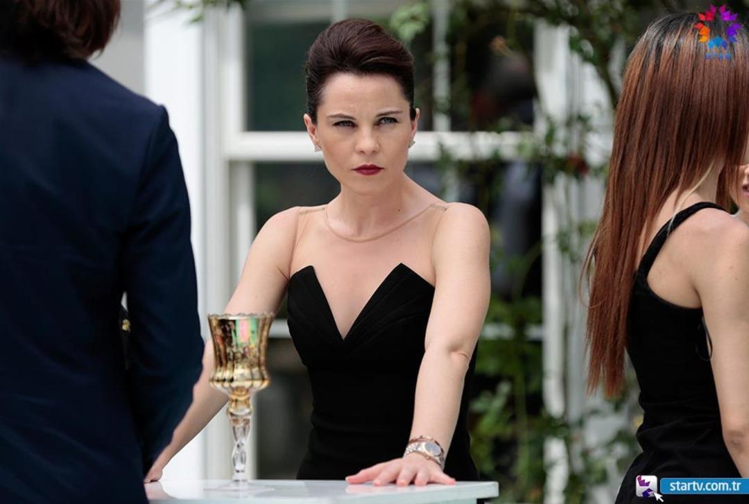 Ufak Tefek Cinayetler'in Arzu'su T&uuml;lin &Ouml;zen'i bir de makyajsız g&ouml;r&uuml;n