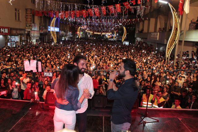 Yusuf Güney'in Hakkari konserinde sürpriz evlilik teklifi