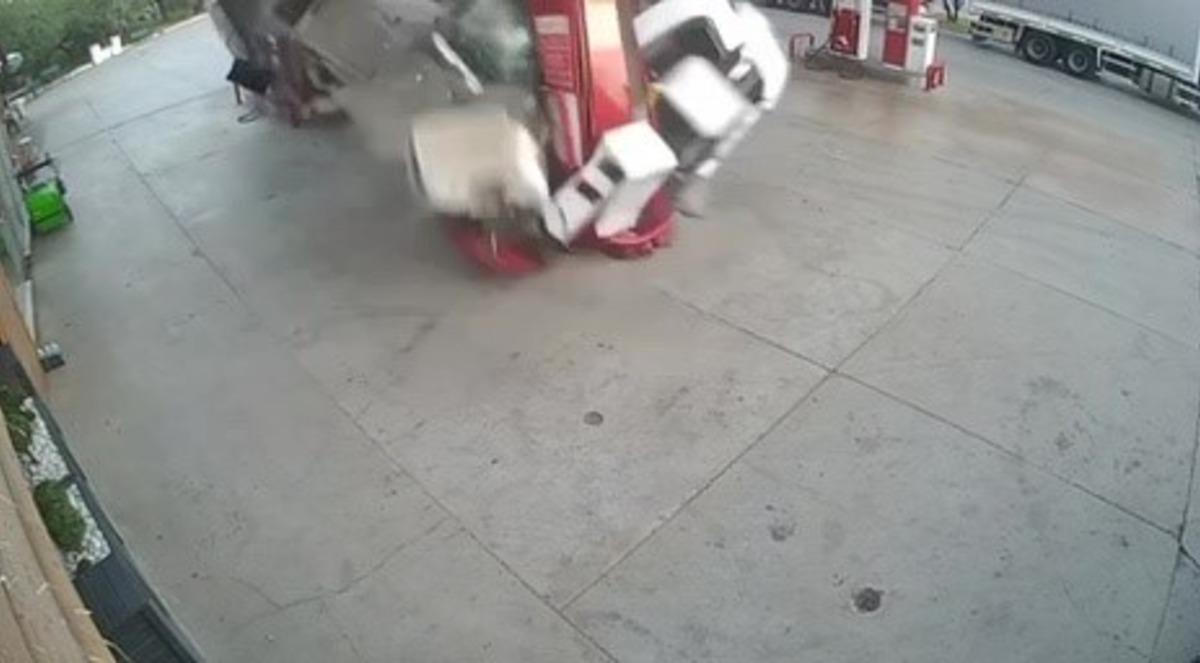 Benzinlikte feci ölüm: Tır son süratle markete daldı! Feci anlar kamerada 15