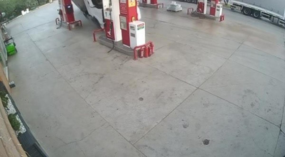 Benzinlikte feci ölüm: Tır son süratle markete daldı! Feci anlar kamerada 16