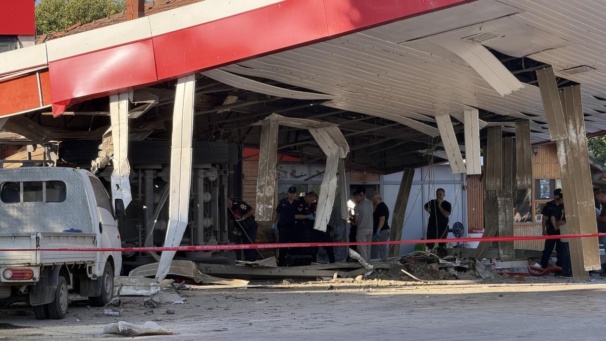 Benzinlikte feci ölüm: Tır son süratle markete daldı! Feci anlar kamerada 1