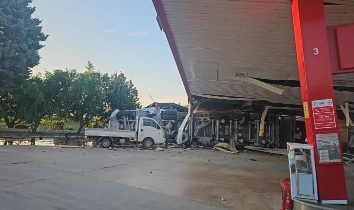 Benzinlikte feci ölüm: Tır son süratle markete daldı! Feci anlar kamerada 3