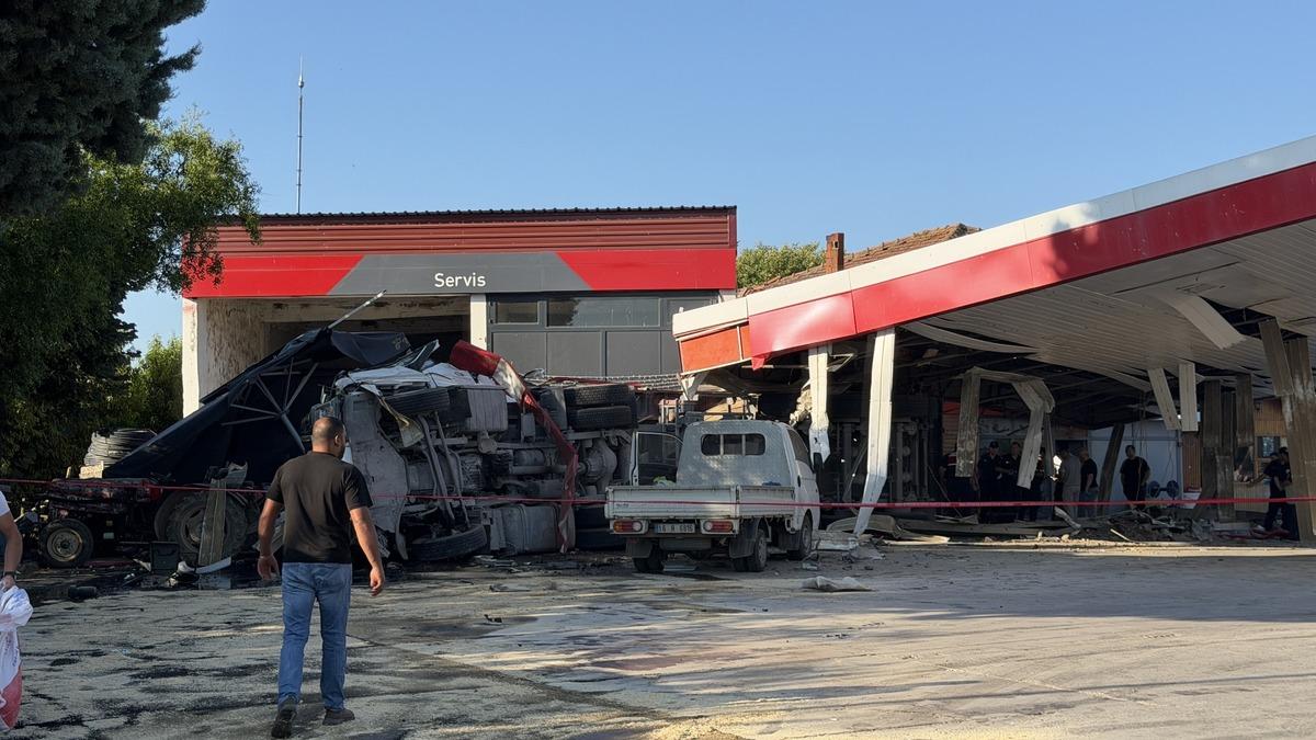 Benzinlikte feci ölüm: Tır son süratle markete daldı! Feci anlar kamerada 6