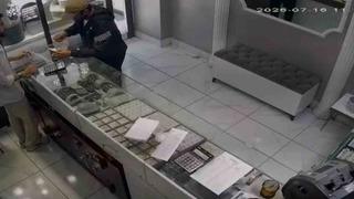 Son dakika: İnternetten araştırma yapıp silahla kuyumcuyu soyan zanlının g&ouml;r&uuml;nt&uuml;leri ortaya &ccedil;ıktı