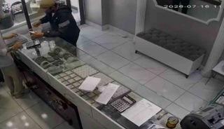 İnternetten araştırma yapıp silahla kuyumcuyu soyan zanlının g&ouml;r&uuml;nt&uuml;leri ortaya &ccedil;ıktı