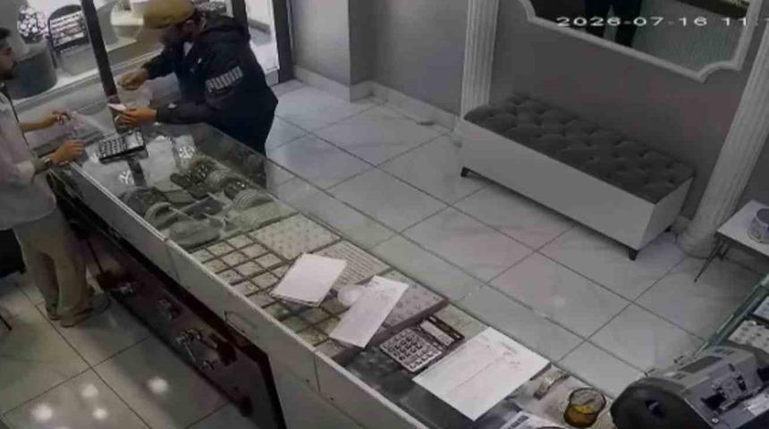 İnternetten araştırma yapıp silahla kuyumcuyu soyan zanlının g&ouml;r&uuml;nt&uuml;leri ortaya &ccedil;ıktı