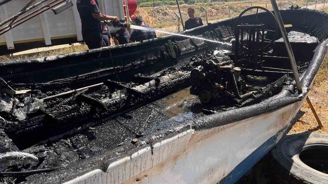 Aksu&rsquo;da karaya &ccedil;ekili teknedeki yangın itfaiye ekiplerince s&ouml;nd&uuml;r&uuml;ld&uuml; 2
